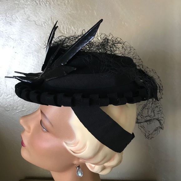 RARE 1930s' BLACK FELT TILT HAT WITH 2 LACQUERED "BIRDS", STRAP & LARGE. VEIL - Picture 7 of 16